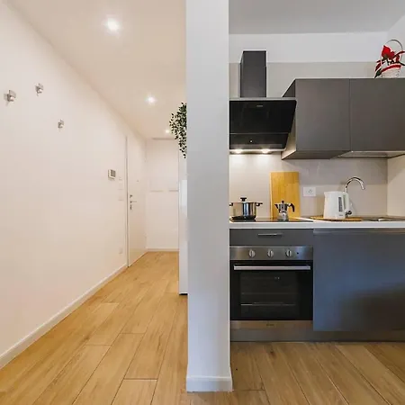 Little - Elegant & Quiet With Balcony Near Center * Bari