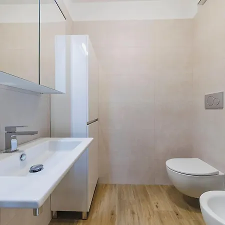 Little - Elegant & Quiet With Balcony Near Center * Bari