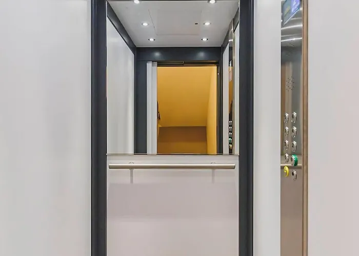 Little - Elegant & Quiet With Balcony Near Center *