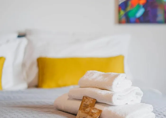 Little - Elegant & Quiet With Balcony Near Center *