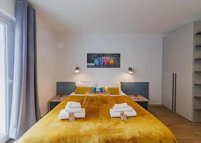 Little - Elegant & Quiet With Balcony Near Center