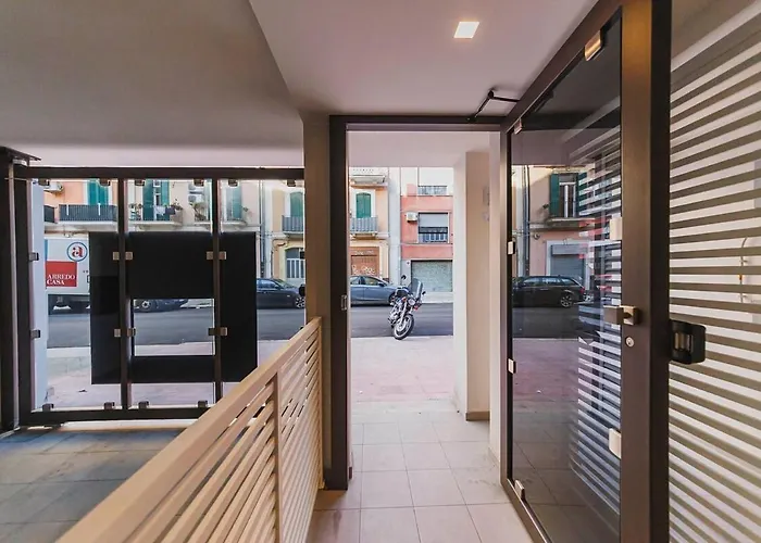 Little - Elegant & Quiet With Balcony Near Center *