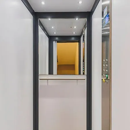 Little - Elegant & Quiet With Balcony Near Center *