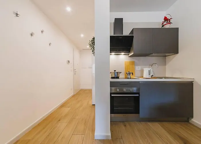 Little - Elegant & Quiet With Balcony Near Center * Bari