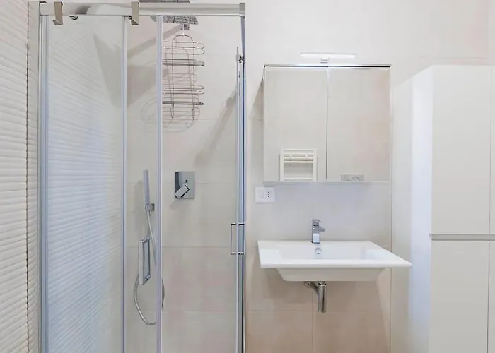 Little - Elegant & Quiet With Balcony Near Center Apartment *