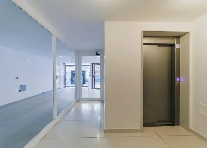 Little - Elegant & Quiet With Balcony Near Center *